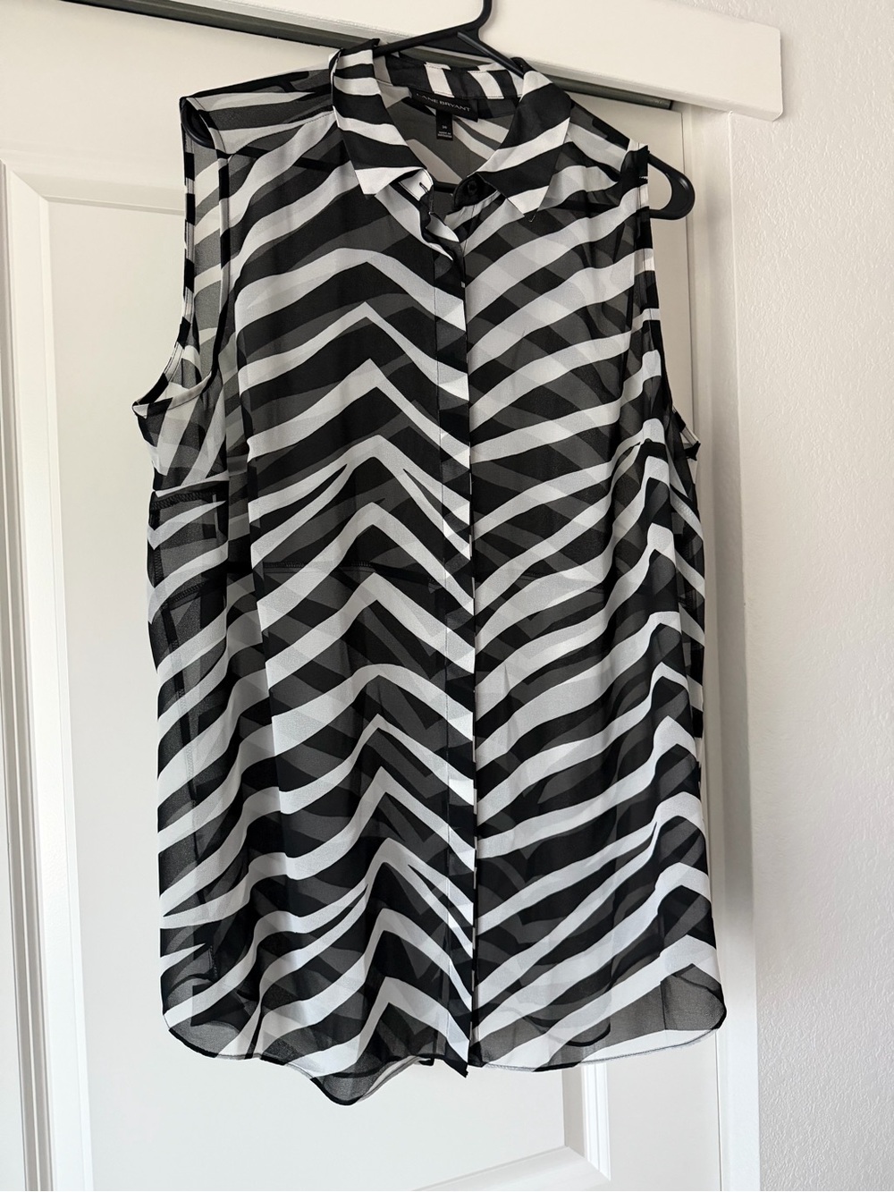 Lane Bryant Black and White Sleeveless Button-Front Blouse
